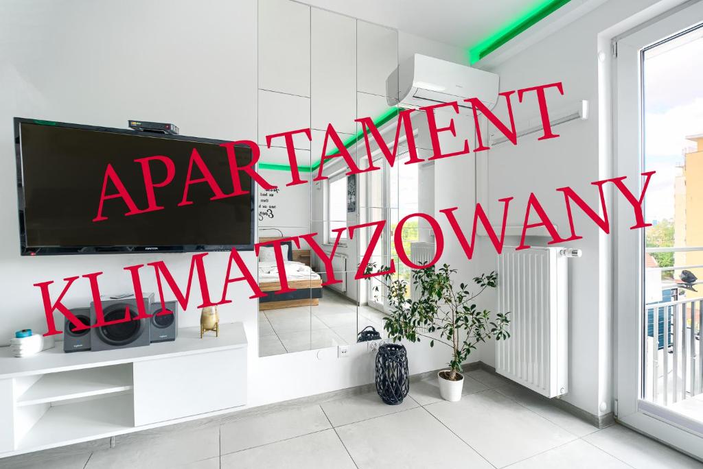 Televízia a/alebo spoločenská miestnosť v ubytovaní Good Day Apartments- private parking new town
