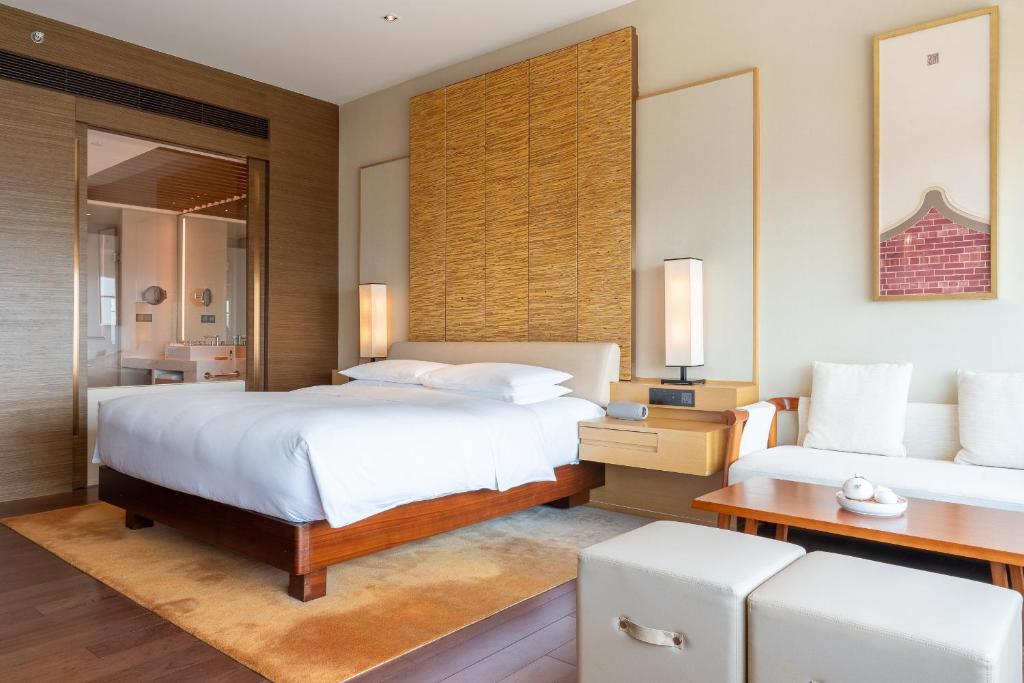 Postel nebo postele na pokoji v ubytování Hyatt Regency Xiamen Wuyuanwan