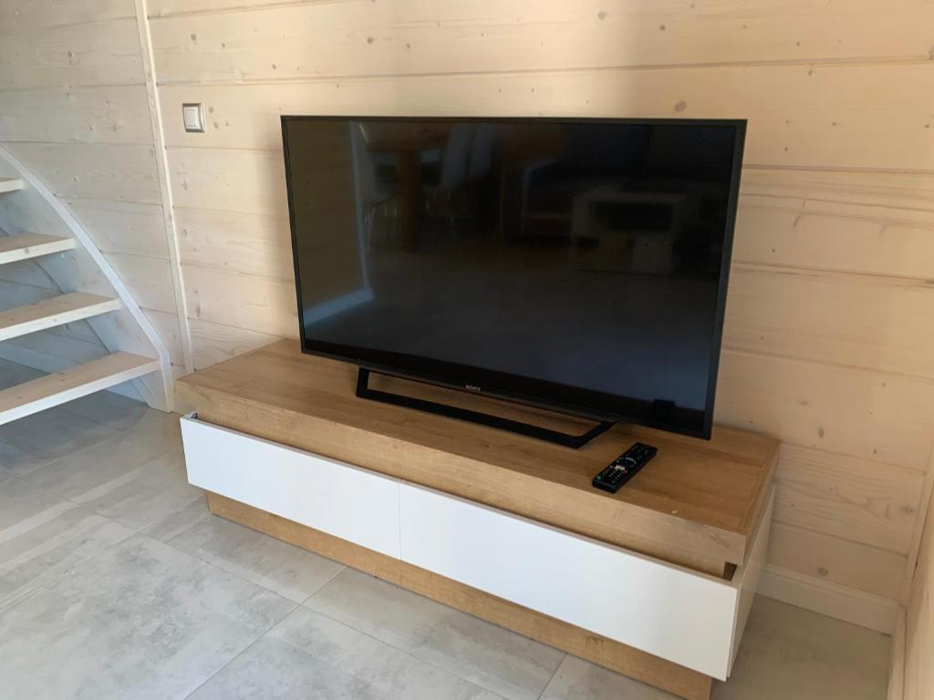 Televízia a/alebo spoločenská miestnosť v ubytovaní Daglezja VIP