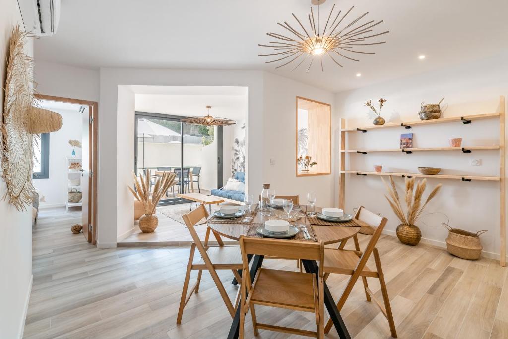 une salle à manger avec une table et des chaises dans l'établissement Le Zòu par Dodo-a-Cassis, à Cassis