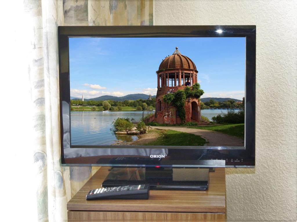 TV a/nebo společenská místnost v ubytování Hotel Bären Garni