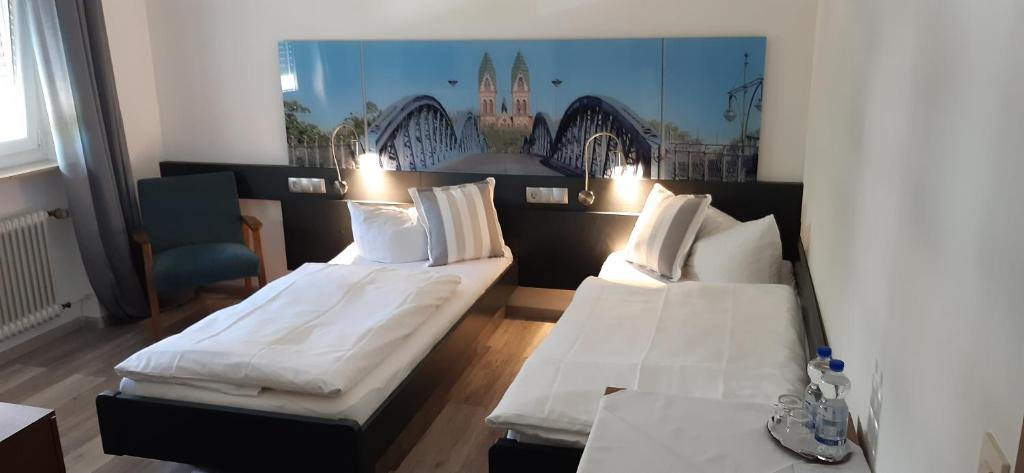 Postel nebo postele na pokoji v ubytování Hotel Bären Garni