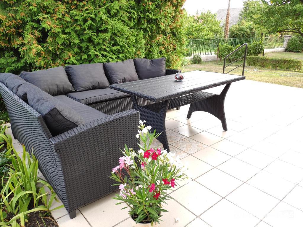un sofá y una mesa en el patio en Jegenye Vendégház, en Balatonfüred