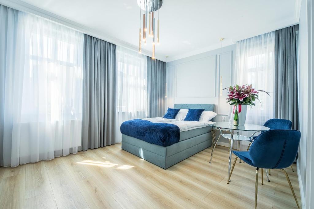 um quarto com uma cama e uma mesa de vidro em Apartamenty Rosa em Ustka