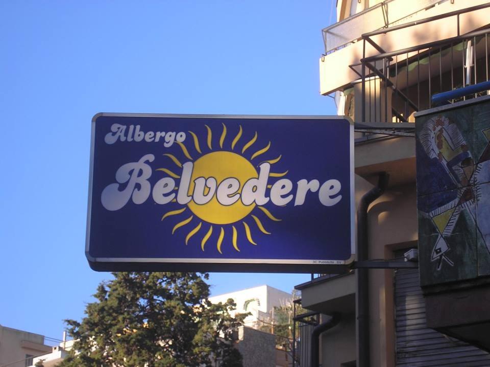 アルビッソラ・マリーナにあるAlbergo Belvedereの青色の標識