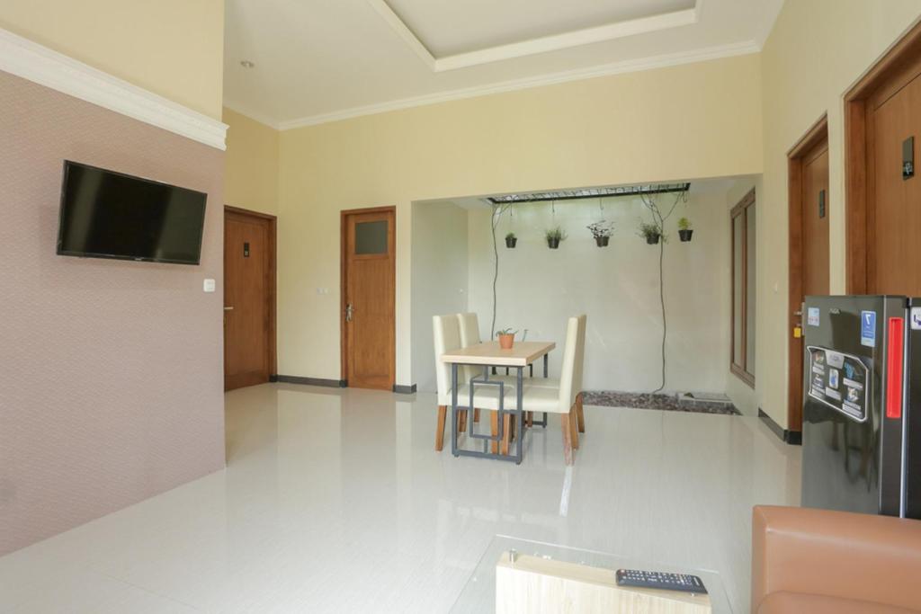 TV a/nebo společenská místnost v ubytování IDR Green Guest House Syariah Mitra RedDoorz