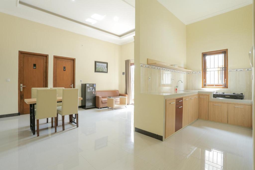 Kuchyň nebo kuchyňský kout v ubytování IDR Green Guest House Syariah Mitra RedDoorz