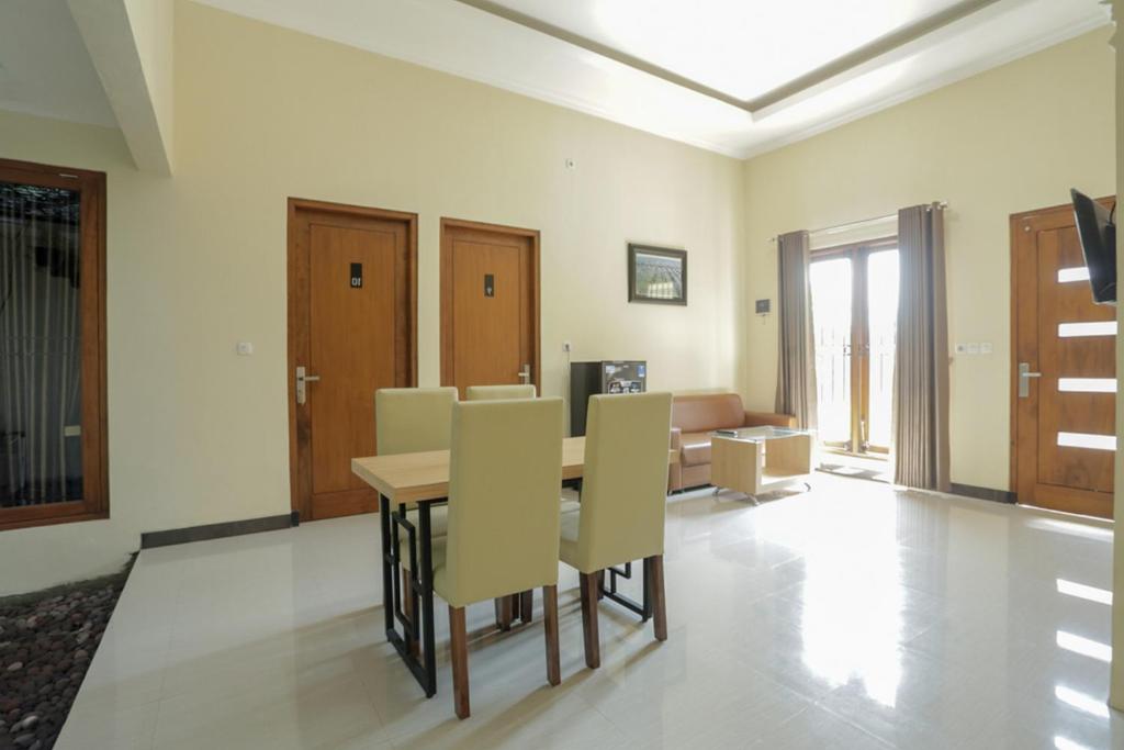 Posezení v ubytování IDR Green Guest House Syariah Mitra RedDoorz