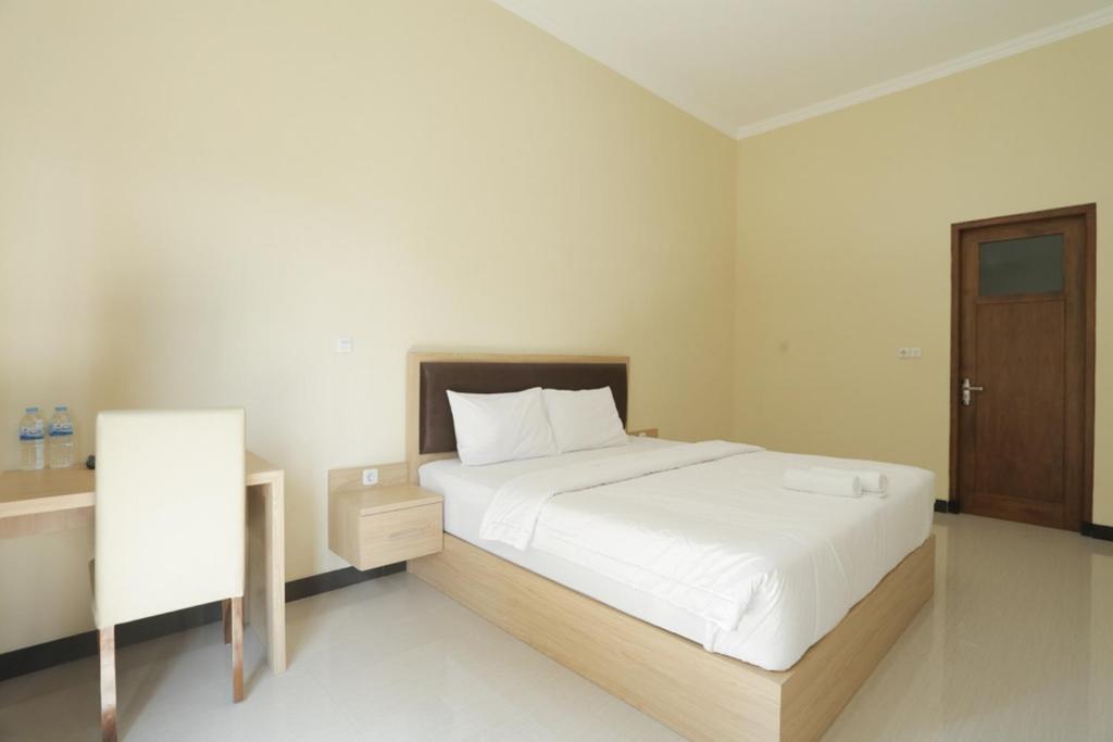 Postel nebo postele na pokoji v ubytování IDR Green Guest House Syariah Mitra RedDoorz