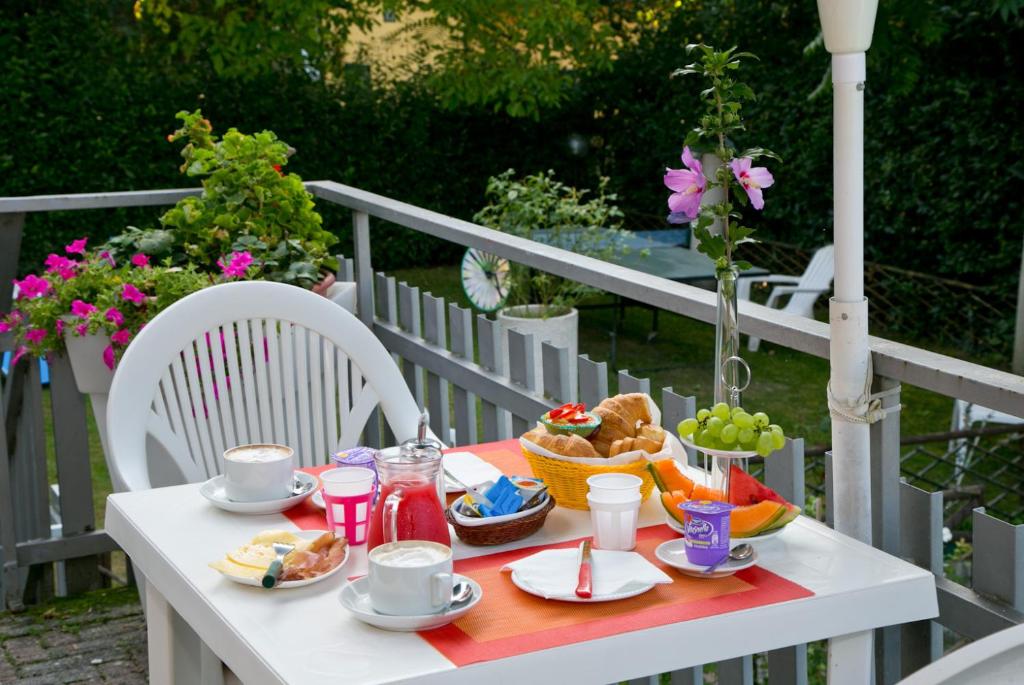 una mesa blanca con alimentos para el desayuno. en Residence Castiglione en Castiglione del Lago