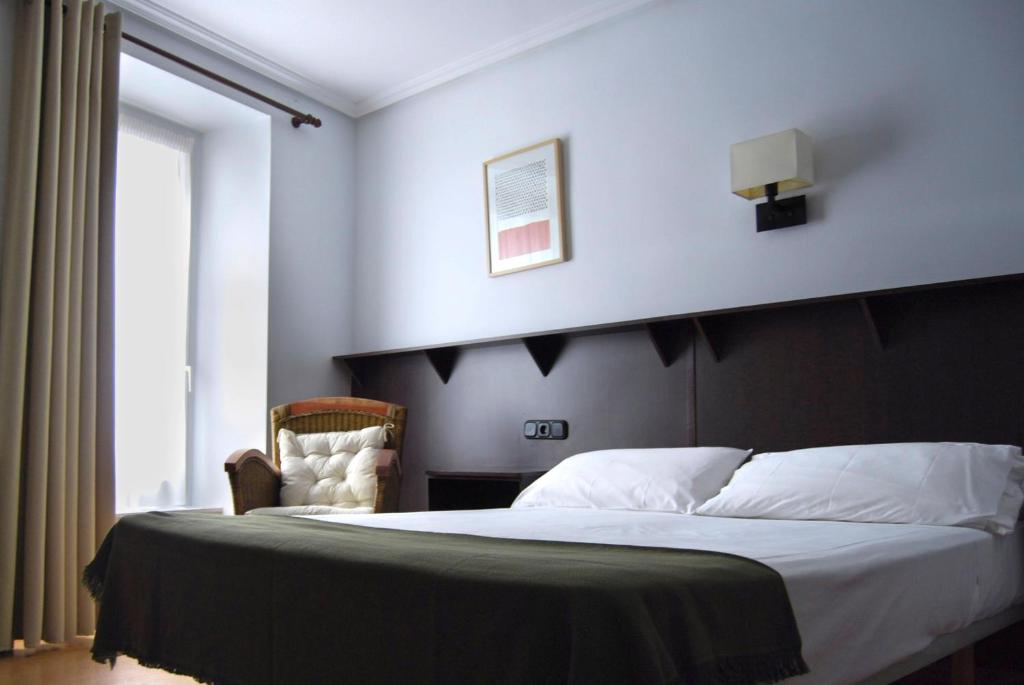 Postel nebo postele na pokoji v ubytování Hotel Arrasate