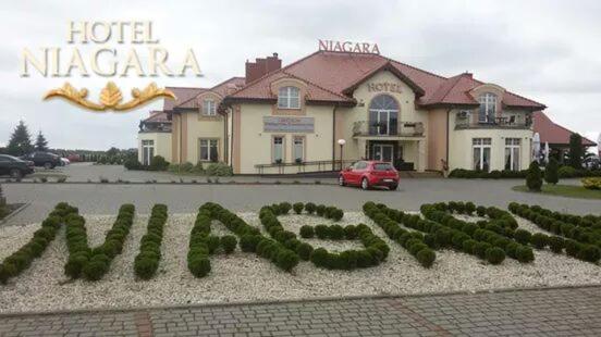 een bord met de naam hotel naciapa voor een gebouw bij HOTEL NIAGARA in Konin