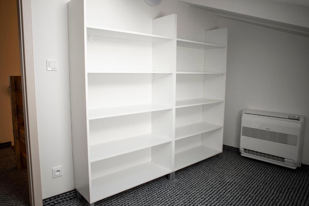 Knihovna v apartmánu