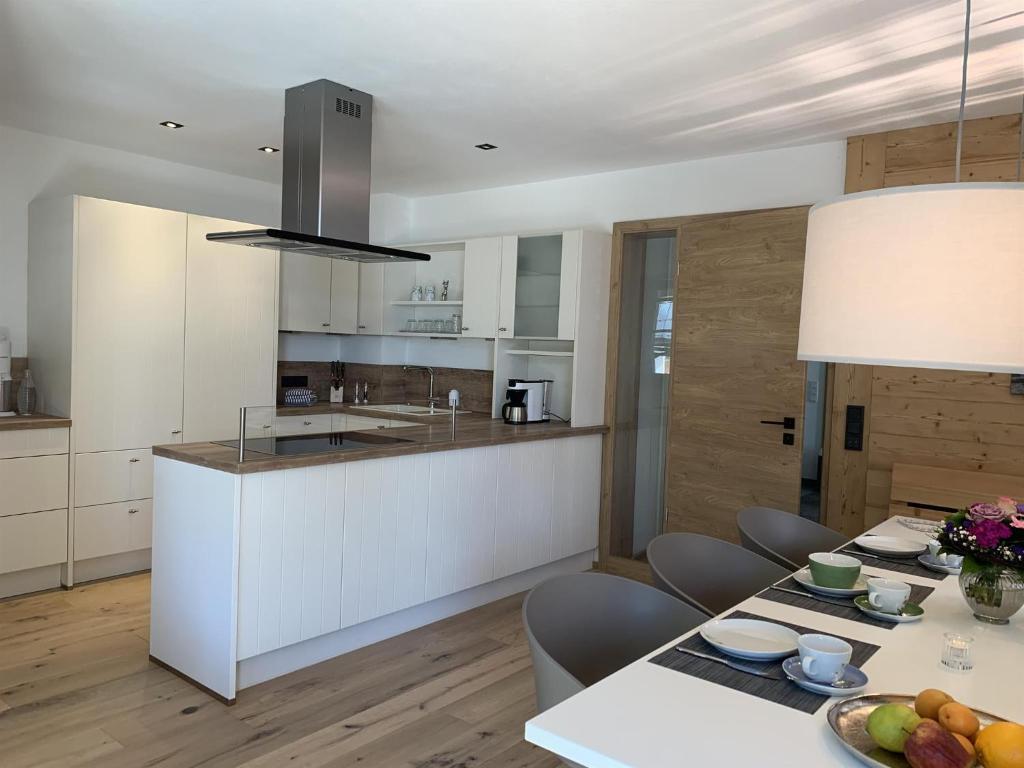 Kuchyň nebo kuchyňský kout v ubytování Alpenchalet Iseler
