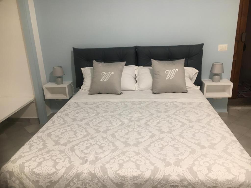 una camera da letto con un grande letto con due cuscini di William Apartment 2 Sorrento a Sorrento