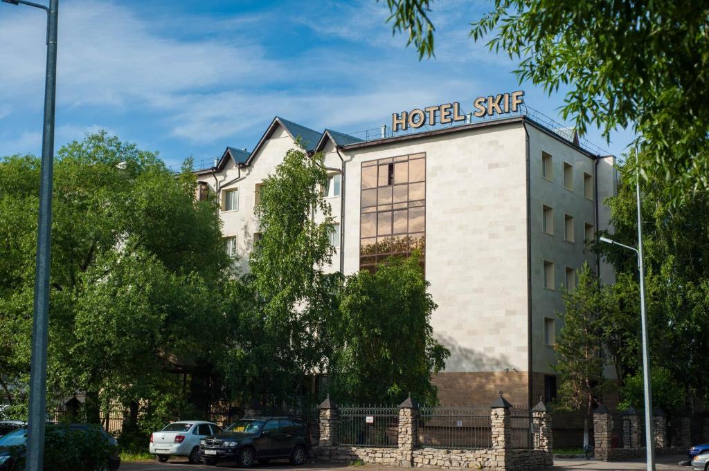 un edificio de hotel con un cartel encima en Skif HOTEL & SPA en Petropavlovsk