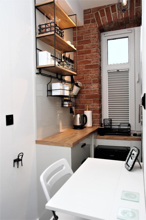 Kuchyňa alebo kuchynka v ubytovaní Mikro Apartament Solo na Starówce 8m2