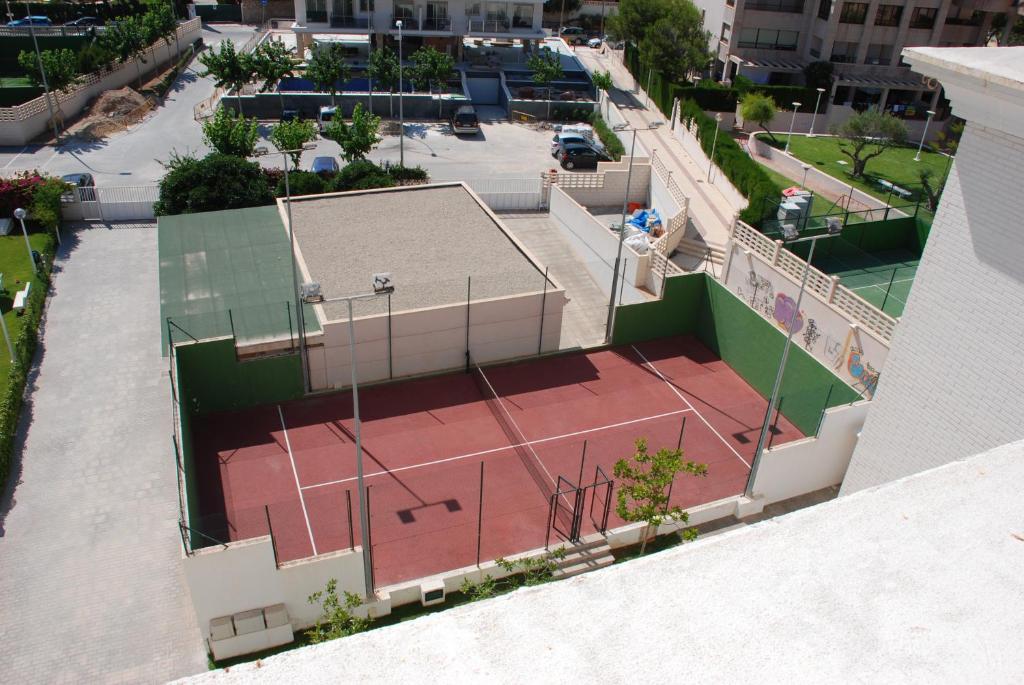 Tenis a/nebo squash v ubytování Amplio apartamento en primera línea de playa nebo okolí