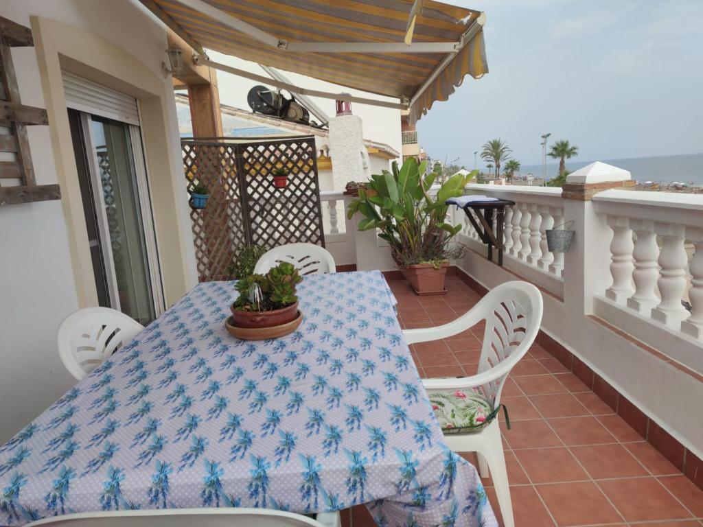 Un balcon sau o terasă la Ático en Rincón de la Victoria en la Costa del Sol