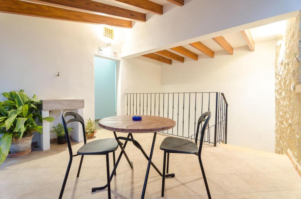 A seating area at Embat - Hostel