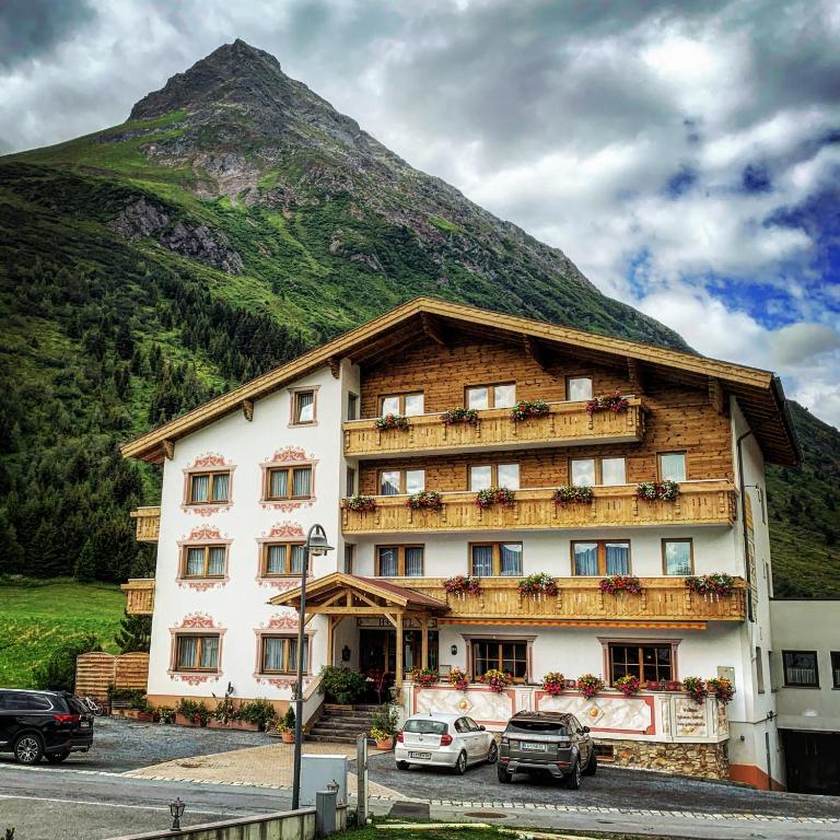 Nespecifikovaný výhled na hory nebo výhled na hory při pohledu z hotelu