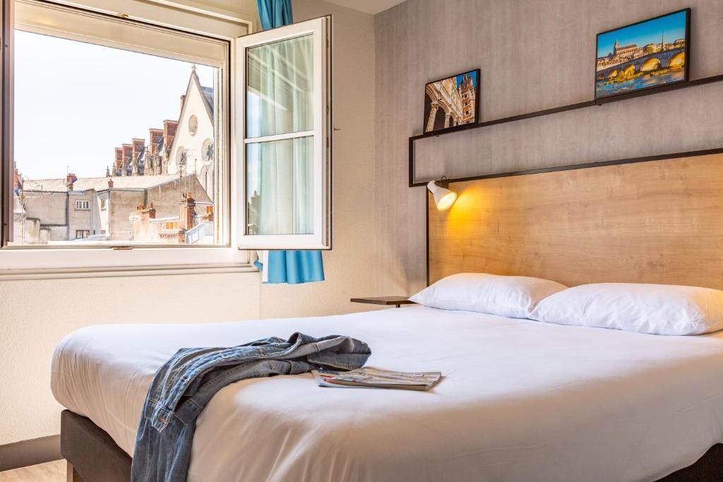 une chambre d'hôtel avec un lit et une fenêtre dans l'établissement ibis Blois Centre Château, à Blois