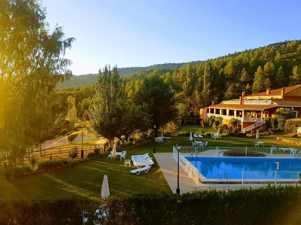 un complejo con piscina y un edificio en Hospedium Hotel Val de Pinares, en Bogarra