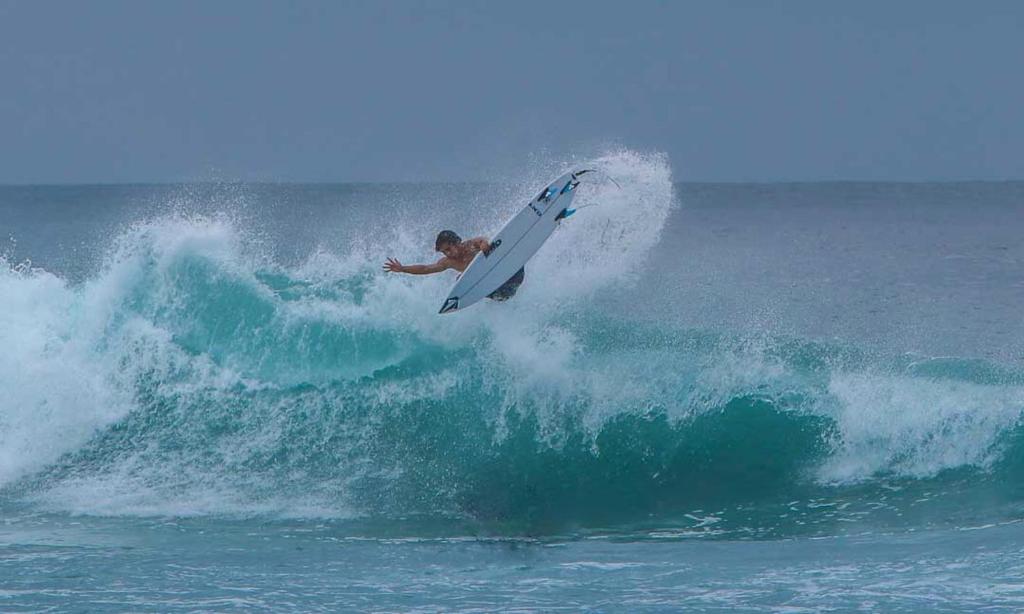 Wainapal的住宿－Krui Surfing，海浪冲浪的人