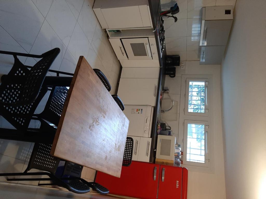 une chambre avec un escalier et une chambre avec des chaises dans l'établissement Appartement idéal ouvriers PAS DE TOURISME, à Stains