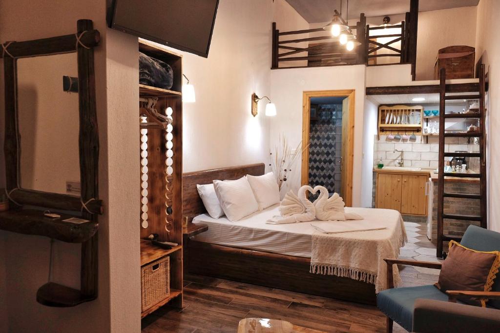 1 dormitorio con 1 cama en una habitación con espejo en kartalia studios, en Porto Koufo
