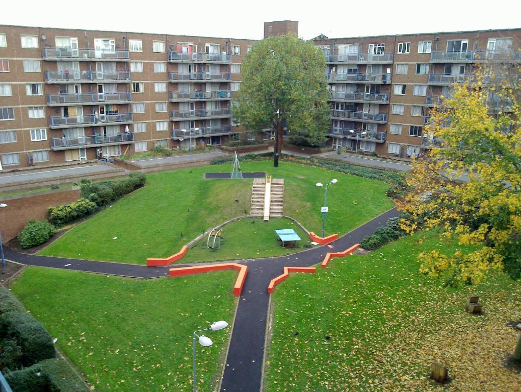 Room with wifi near tube