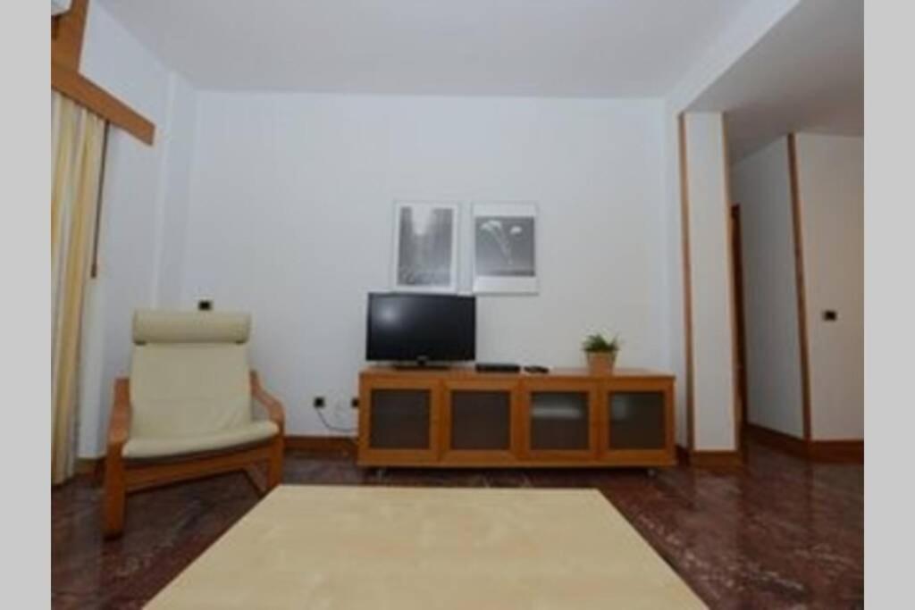 A television and/or entertainment centre at Edificio Gaviota apartamento 3