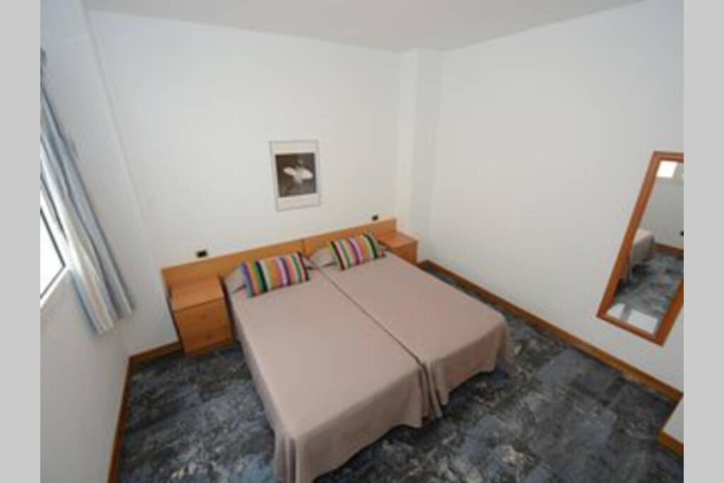 A bed or beds in a room at Edificio Gaviota apartamento 3