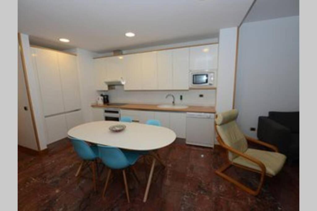 A kitchen or kitchenette at Edificio Gaviota apartamento 3