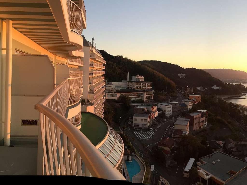 - Balcón de un edificio con vistas a la ciudad en Mikawawan Resort Linx, en Nishio