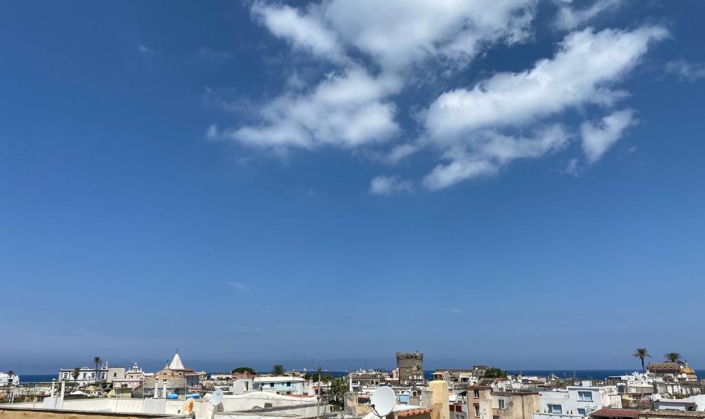 une ligne d'horizon avec un ciel bleu et des nuages dans l'établissement La fortezza, à Ischia