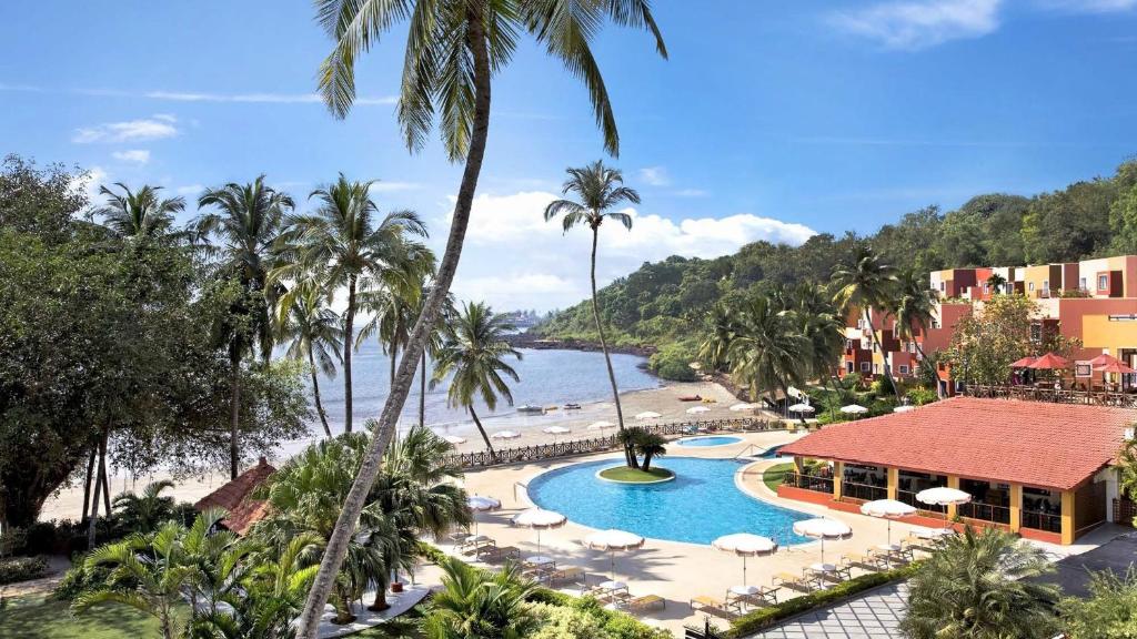 vista su un resort con piscina e spiaggia di Taj Cidade de Goa Heritage, Goa a Panaji