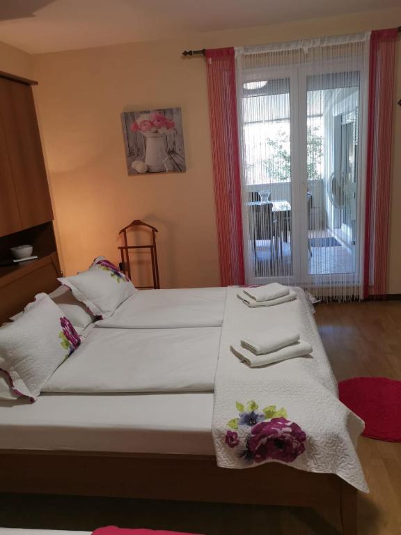 Posteľ alebo postele v izbe v ubytovaní Apartman Lučica
