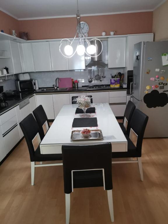 Kuchyňa alebo kuchynka v ubytovaní Apartman Lučica