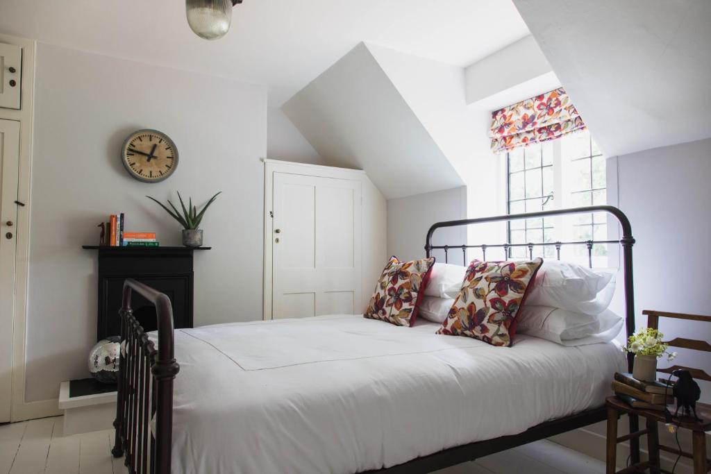 a bedroom with a bed with a clock on the wall at Flore House in Flore