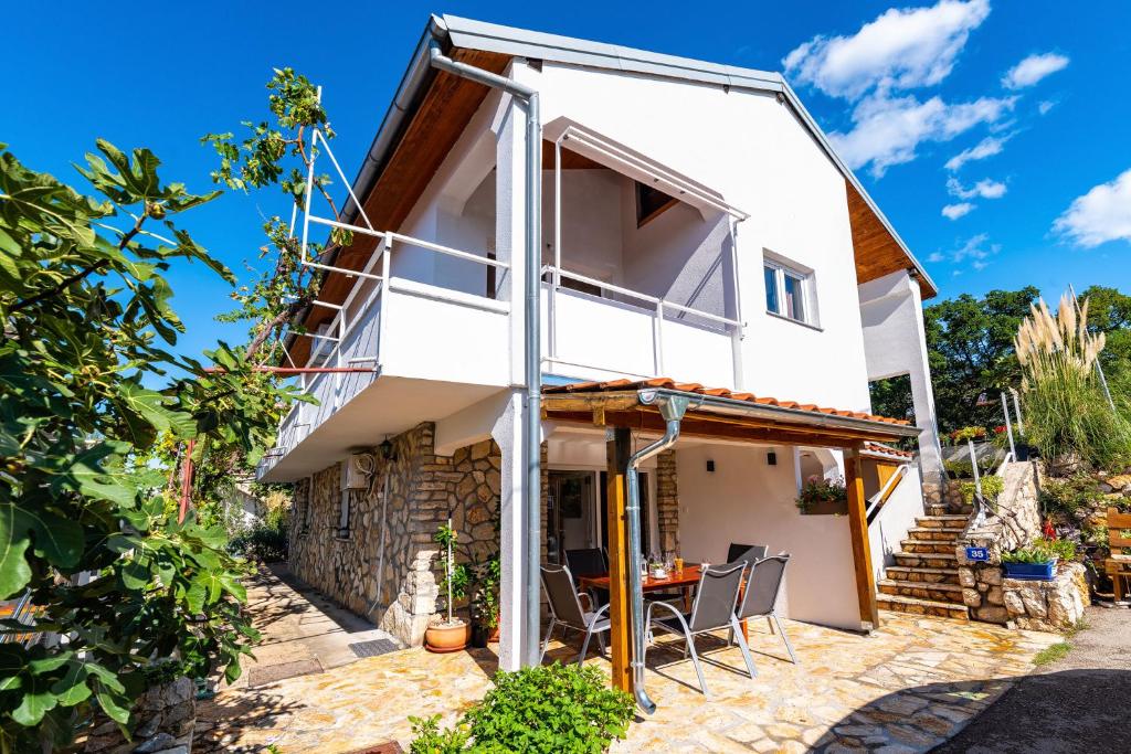 ein Haus mit einem großen Fenster an der Seite in der Unterkunft Maia Lena in Jasenice