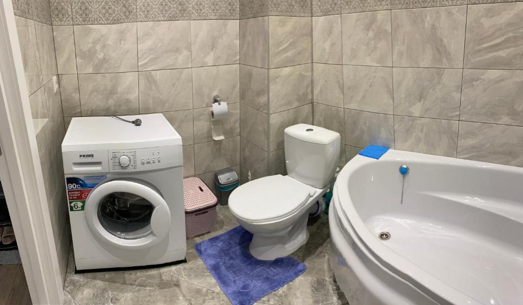 un bagno con WC e lavatrice di Апартаменты возле моря a Odessa