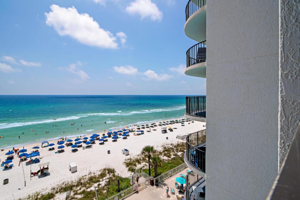 uma vista para uma praia com guarda-sóis e para o oceano em WaterCrest Condos em Panama City Beach