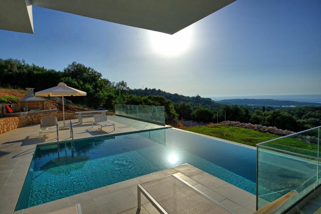 Bazén v ubytování Villa Athena by PosarelliVillas nebo v jeho okolí