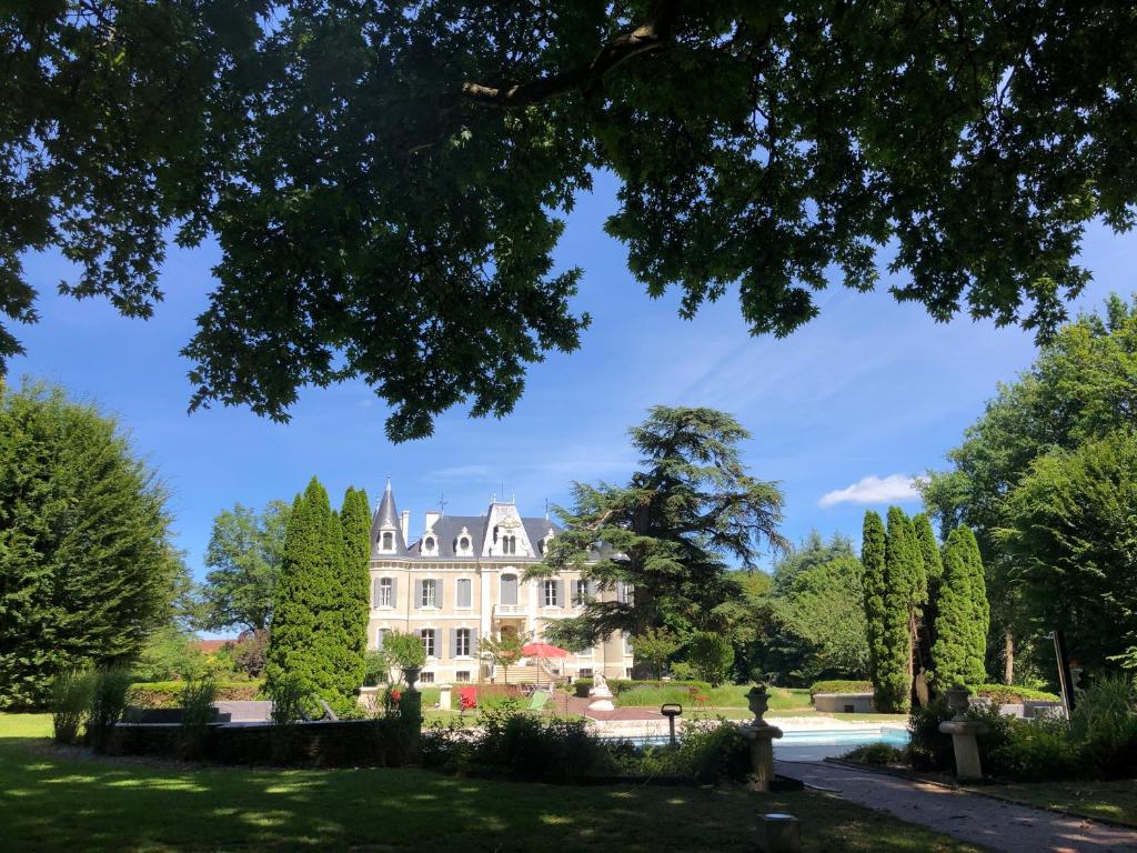 a large house in the middle of a park at Château de la gauderie in Notre-Dame-de-Sanilhac