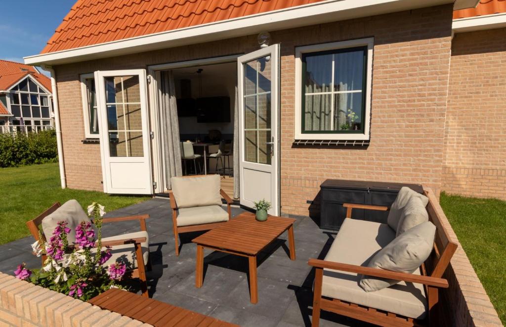 霍勒姆的住宿－de Putter，庭院配有椅子、沙发和桌子