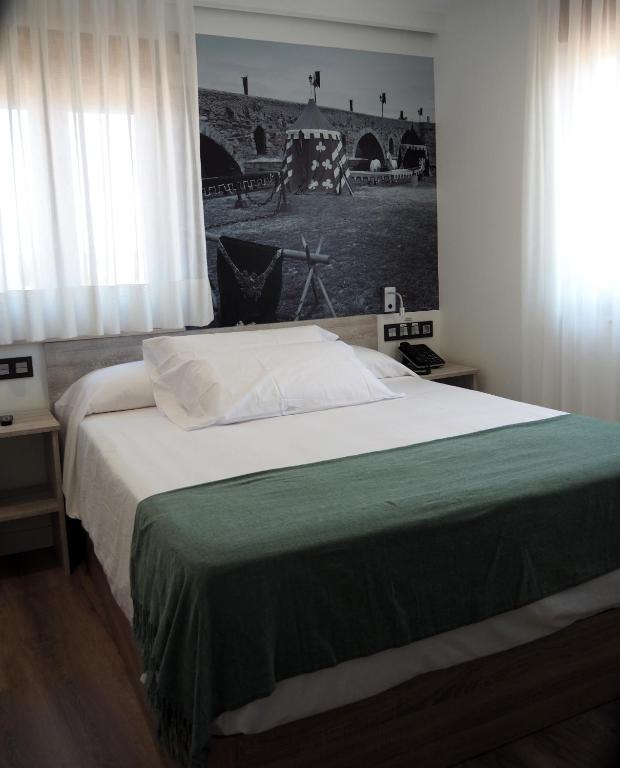 Postel nebo postele na pokoji v ubytování Hostal Don Suero de Quiñones