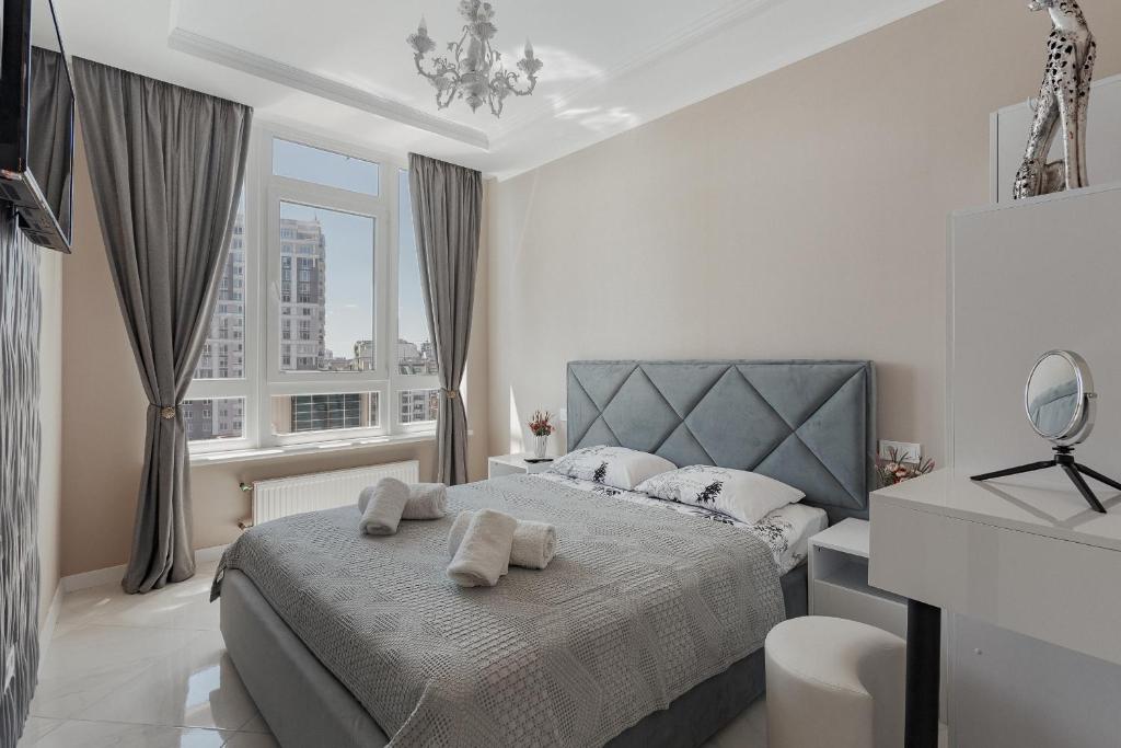 1 dormitorio con 1 cama con 2 almohadas en Vip Apartments Arcadia, en Odessa