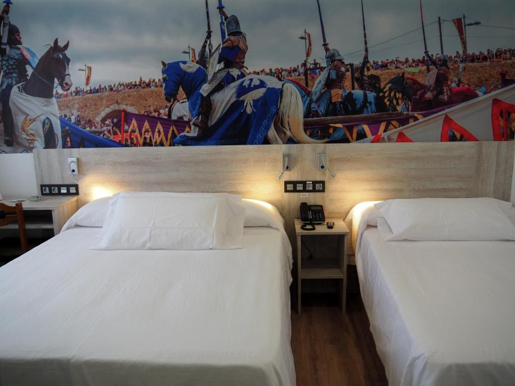 Postel nebo postele na pokoji v ubytování Hostal Don Suero de Quiñones