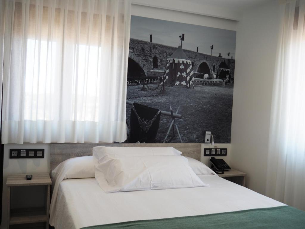 Postel nebo postele na pokoji v ubytování Hostal Don Suero de Quiñones